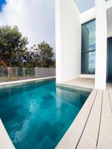 Bazén v ubytování Sunshine Villa with Optionally Heated Pool 150m above Ocean & Sandy Beach nebo v jeho okolí