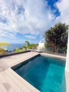 Bazén v ubytování Sunshine Villa with Optionally Heated Pool 150m above Ocean & Sandy Beach nebo v jeho okolí