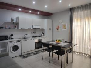 Kuchyň nebo kuchyňský kout v ubytování Casa Orchidea Mazzeo