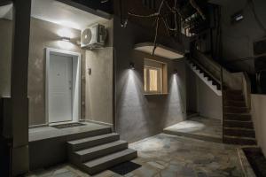 卡兰巴卡Meteora Rockside Lodge的走廊上设有楼梯、白色门和楼梯