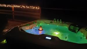 una vista notturna di una vasca idromassaggio con luci di Farmarintupa a Portimo Altre 49 foto