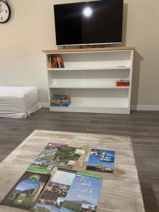 a living room with a television and a rug at Apartamento en Martiago in Martiago