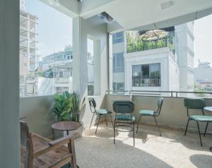 胡志明市Triple Hostel的配有桌椅和窗户的房间