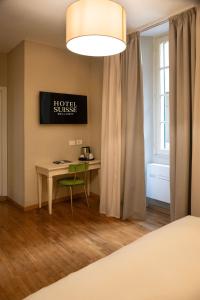 TV a/nebo společenská místnost v ubytování Hotel Suisse