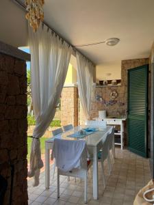 a kitchen and dining room with a table and chairs at la Casa del Mare in Badesi