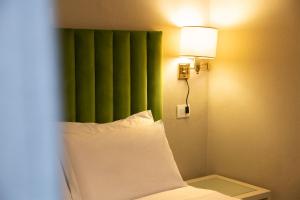 Postel nebo postele na pokoji v ubytování Hotel Suisse