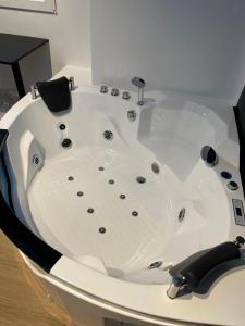 bañera blanca en una habitación en Platinum Jacuzzi Tsakalof 17 by Zeussuites, en Atenas