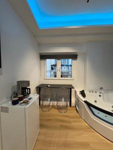 cocina con mesa negra y bañera en Platinum Jacuzzi Tsakalof 17 by Zeussuites, en Atenas 27 fotos más