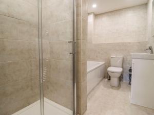 un baño con ducha y WC en Bears Court Barn 4, en Cheltenham 26 fotos más