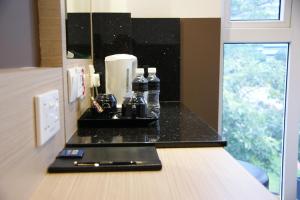 A cozinha ou kitchenette de The Snooze Hotel at Bugis