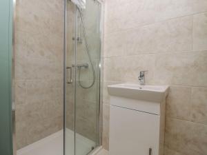 a bathroom with a shower and a sink at Bears Court Barn 2 in Cheltenham +31 photos