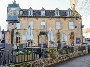 an old building with umbrellas in front of it at Bears Court The Flat in Cheltenham