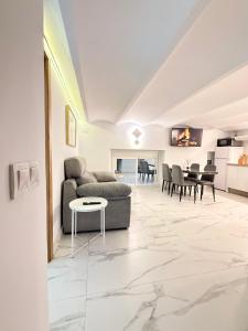 un salon avec un canapé et une table dans l'établissement Riad-Entreplanta 2, à Melilla 10 autres photos