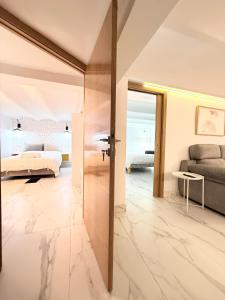 une chambre avec un lit et un salon dans l'établissement Riad-Entreplanta 2, à Melilla