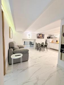 un salon avec un canapé et une table dans l'établissement Riad-Entreplanta 2, à Melilla