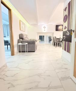 un salon avec un sol carrelé et un canapé dans l'établissement Riad-Entreplanta 2, à Melilla