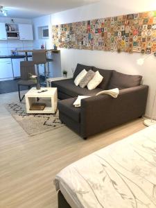 una sala de estar con un sofá y una mesa en Hilla‘s Holiday Bay, en Münster