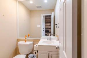 Ένα μπάνιο στο 6 Bed room Home Nat'l Hrbr DC +20 φωτογραφίες