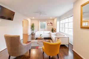 Μια τηλεόραση ή/και κέντρο ψυχαγωγίας στο 6 Bed room Home Nat'l Hrbr DC