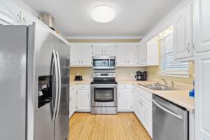 Dapur atau dapur kecil di Lazy Dayz by Vacation Homes Collection