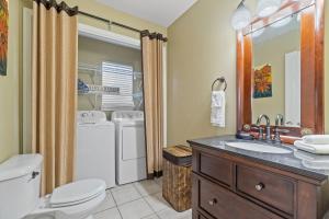 Bilik mandi di Lazy Dayz by Vacation Homes Collection +37 gambar