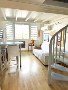 Un dormitorio con una cama y una mesa en una habitación. en Hibiscus Duplex Port Marina, en Saint-François