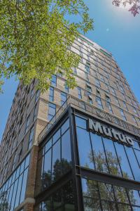 un edificio con una señal de nvidia en el costado en Mutuo Vive, en Guadalajara