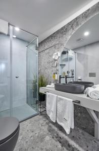 Ванная комната в AVO Hotel