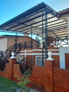 a wooden fence with a woodenokedokedoked at Complejo Cuarto Menguante in Arroyo de Los Patos