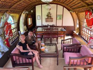 Thara's Houseboat的休息区