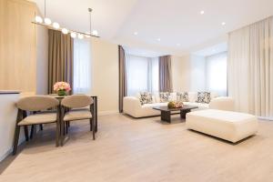 ein Wohnzimmer mit einer Couch und einem Tisch und Stühlen in der Unterkunft Lamer Sea Breeze Resort in Baku + 63 Fotos