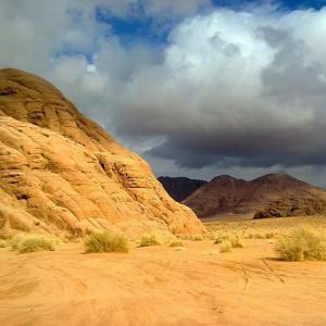ワディ・ラムにあるWadi rum nightsの山と曇空の砂漠風景