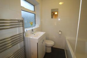 ein weißes Badezimmer mit Toilette und Waschbecken in der Unterkunft Keswick House Chesterfield by Smart Corporate Stays in Newbold + 61 Fotos