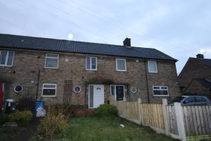 ein Backsteinhaus mit einem Zaun davor in der Unterkunft Keswick House Chesterfield by Smart Corporate Stays in Newbold