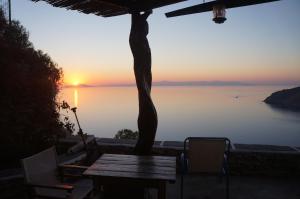 vista sul tramonto sull'acqua di Pano Gitonia ad Aegiali