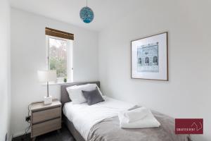 Ένα ή περισσότερα κρεβάτια σε δωμάτιο στο 3 Bedroom House in Bracknell with garden