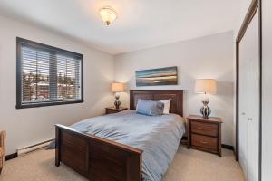 a bedroom with a bed and two lamps and a window at Borealis by Rendez-Vous Mont-Tremblant in Mont-Tremblant +67 photos