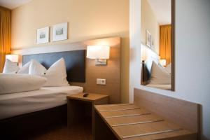 Postel nebo postele na pokoji v ubytování Taste Style Hotel Bären Auggen