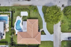 Una vista aérea de una casa con techo. en Sunray Stays Delray Beach, en Delray Beach
