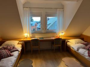 Postel nebo postele na pokoji v ubytování Engelberg 24h check in