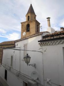 un edificio blanco con una torre de reloj encima en La Finestra sul Borgo en Campomarino