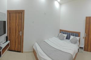 Voodi või voodid majutusasutuse Hotel Rohit ,Agra cantt Railway station toas
