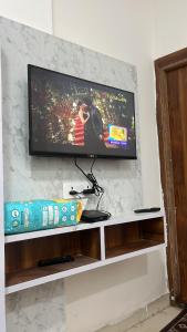 TV a/nebo společenská místnost v ubytování Hotel Rohit ,Agra cantt Railway station + 4 fotografie