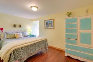 Riverfront Townsend Apt - 18 Miles to Pigeon Forge客房内的一张或多张床位