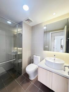 ein Badezimmer mit Toilette, Waschbecken und Dusche in der Unterkunft SPACIOUS Home in Ho-Chi-Minh-Stadt