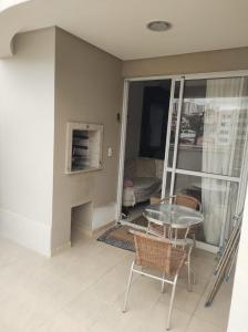 フロリアノポリスにあるFloripa Continenteのテーブルと椅子、はしご付きの部屋