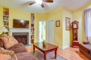 Χώρος καθιστικού στο Spacious Lakefront Apt with Deck in Fayetteville!