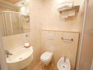 A bathroom at Hotel Sileoni Dépendance Villa Antonio