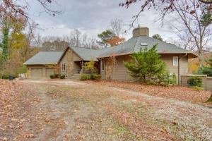 Κήπος έξω από το Spacious Lakefront Apt with Deck in Fayetteville!