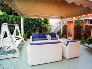 A seating area at Hotel Sileoni Dépendance Villa Antonio
